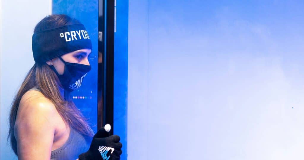 Person bei Kälteanwendung in einer Cryotherapie-Kammer