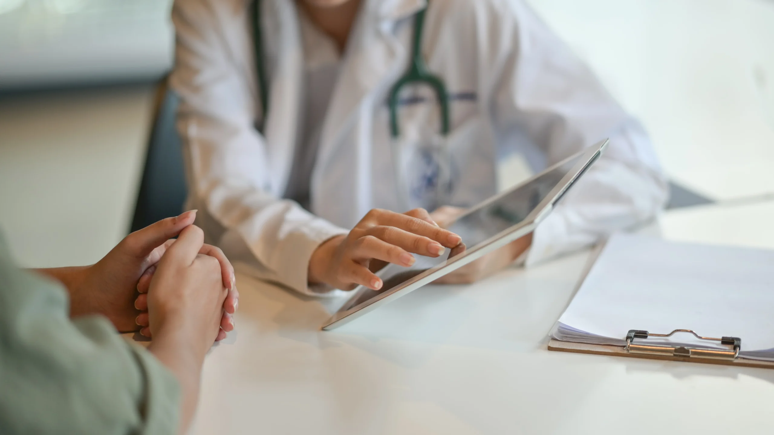 Ärztin im Gespräch mit Patient bei Gesundheitsberatung