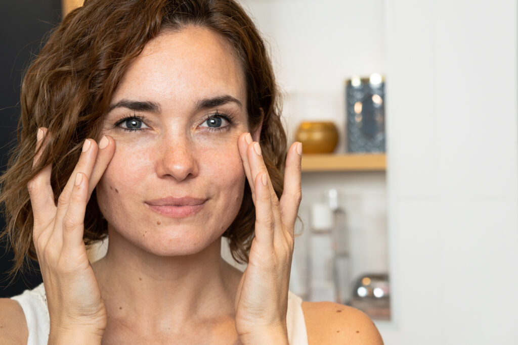 Frau bei moderner Hautpflege und Anti-Aging-Behandlung