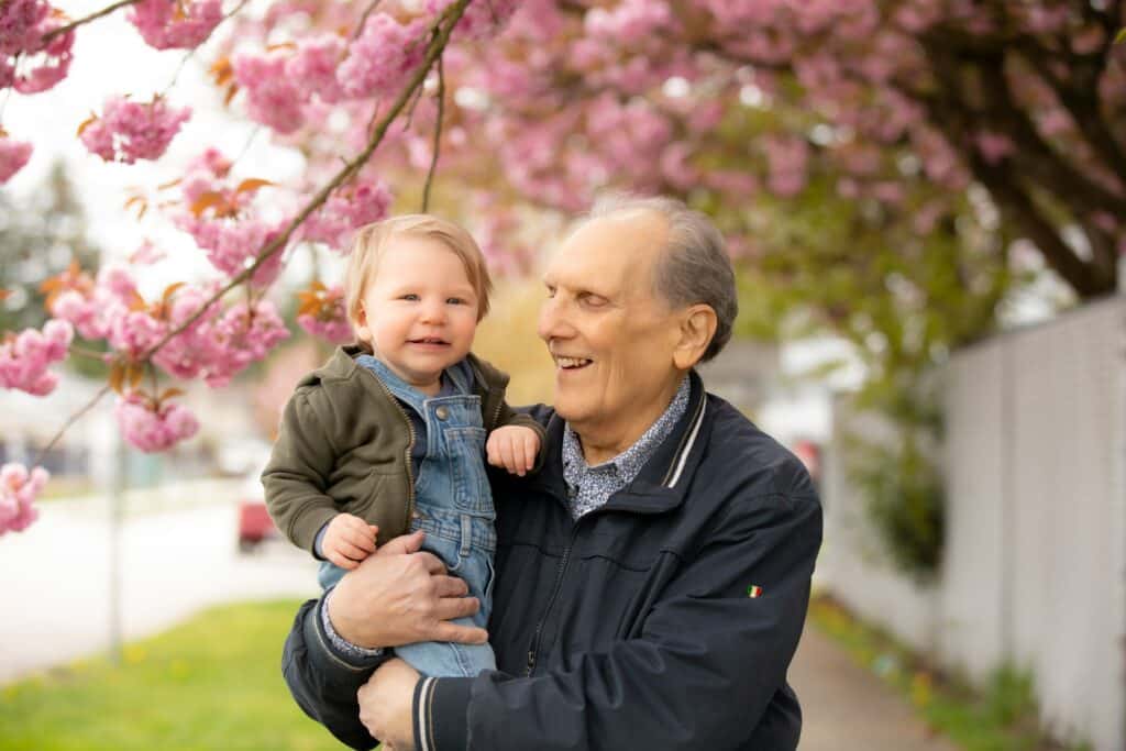 Großvater mit Enkelkind im Frühling im Park