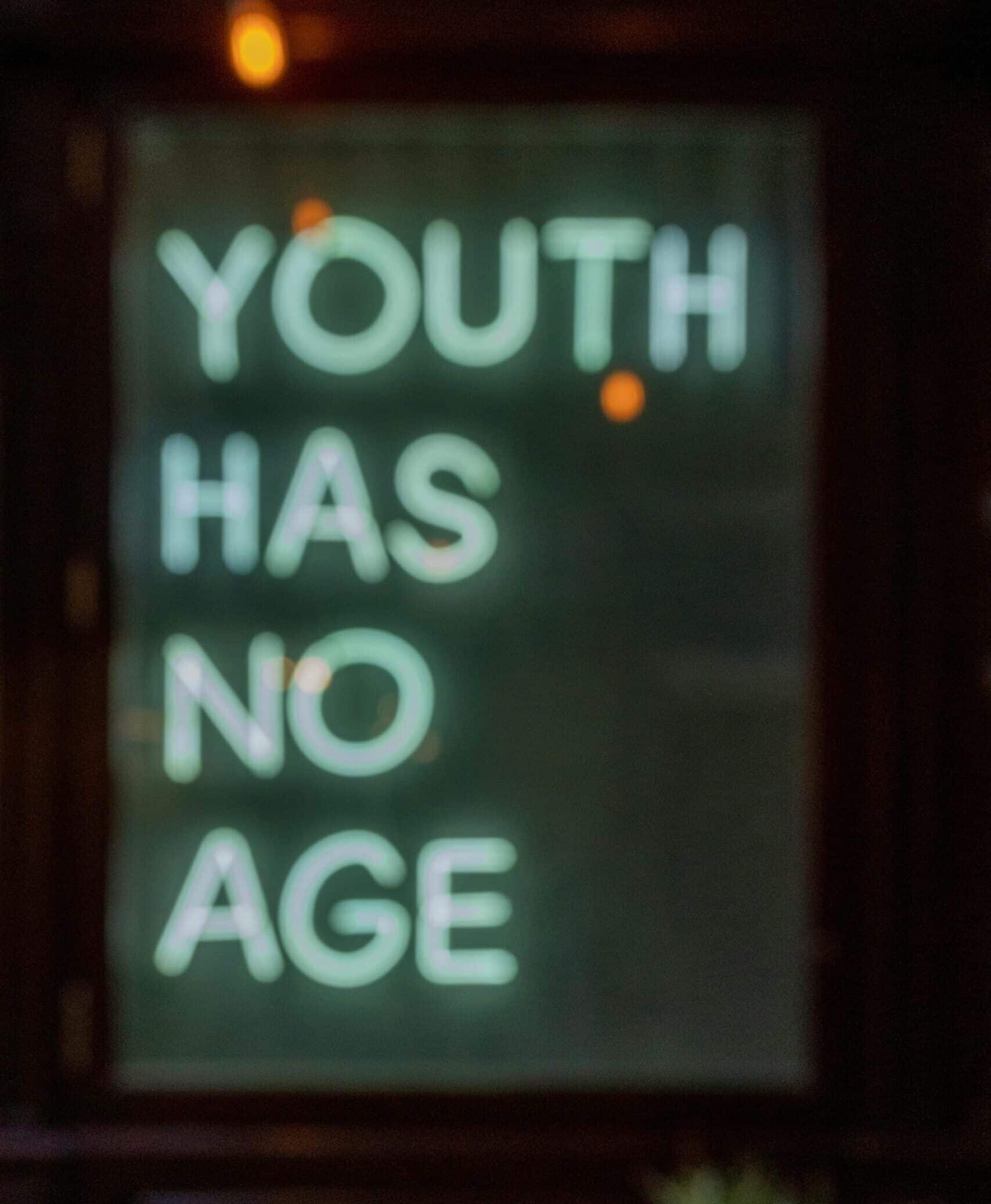 Leuchtschrift mit dem Text Youth Has No Age