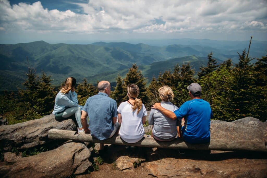 Wandergruppe mit Aussicht auf Berge bei einer Outdoor-Wanderung