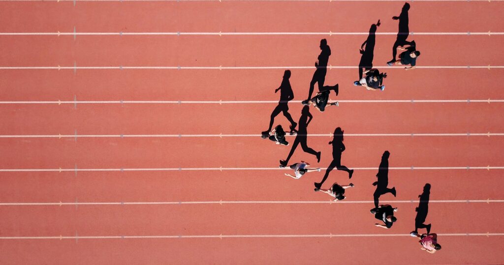 Läuferinnen beim Lauftraining auf einer roten Tartanbahn